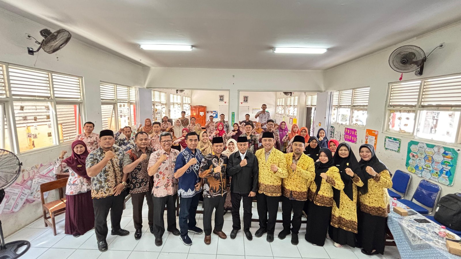 Foto Bersama Personil Sekolah Model